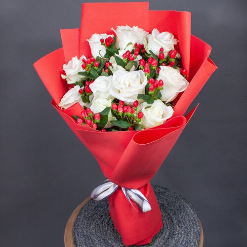 Цветы живые букет из белых роз и гиперикума "Ягодный поцелуй", Цветочная композиция для подарка женщине, Лэтуаль Flowers