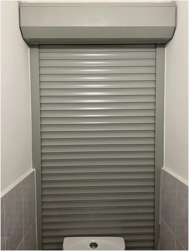 Изображение товара Роллеты / рольставни в санузел (сантехнические рольставни) 700x1000 мм на механическом управлении, цвет серый RAL 7038