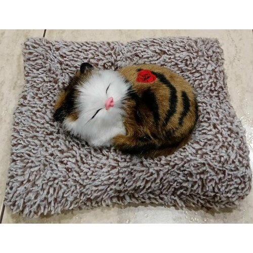 Мягкая игрушка *Спящий котенок на коврике, мяукающий */антистресс (16 см. х13см.)