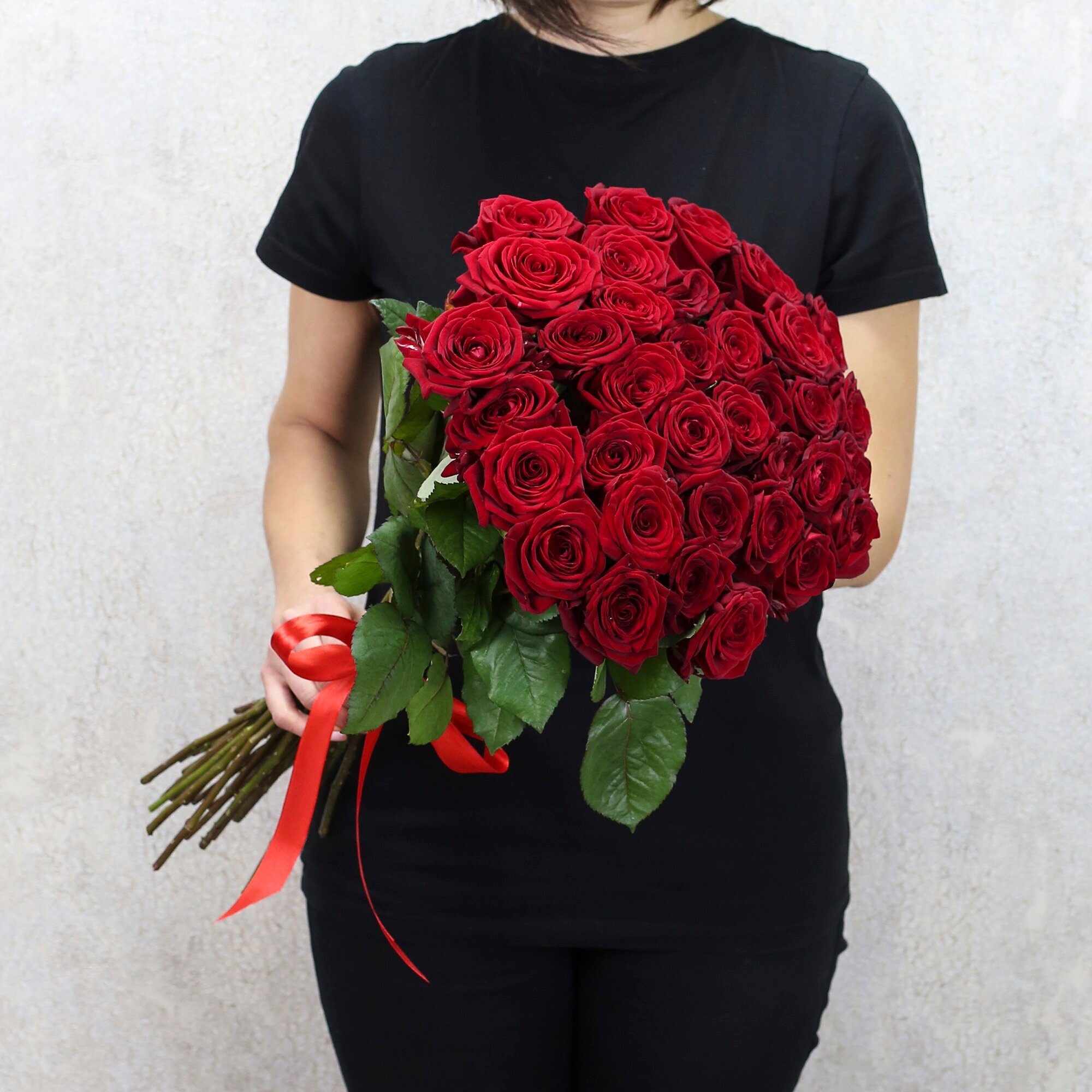 35 красных роз "Ред Наоми" 60 см