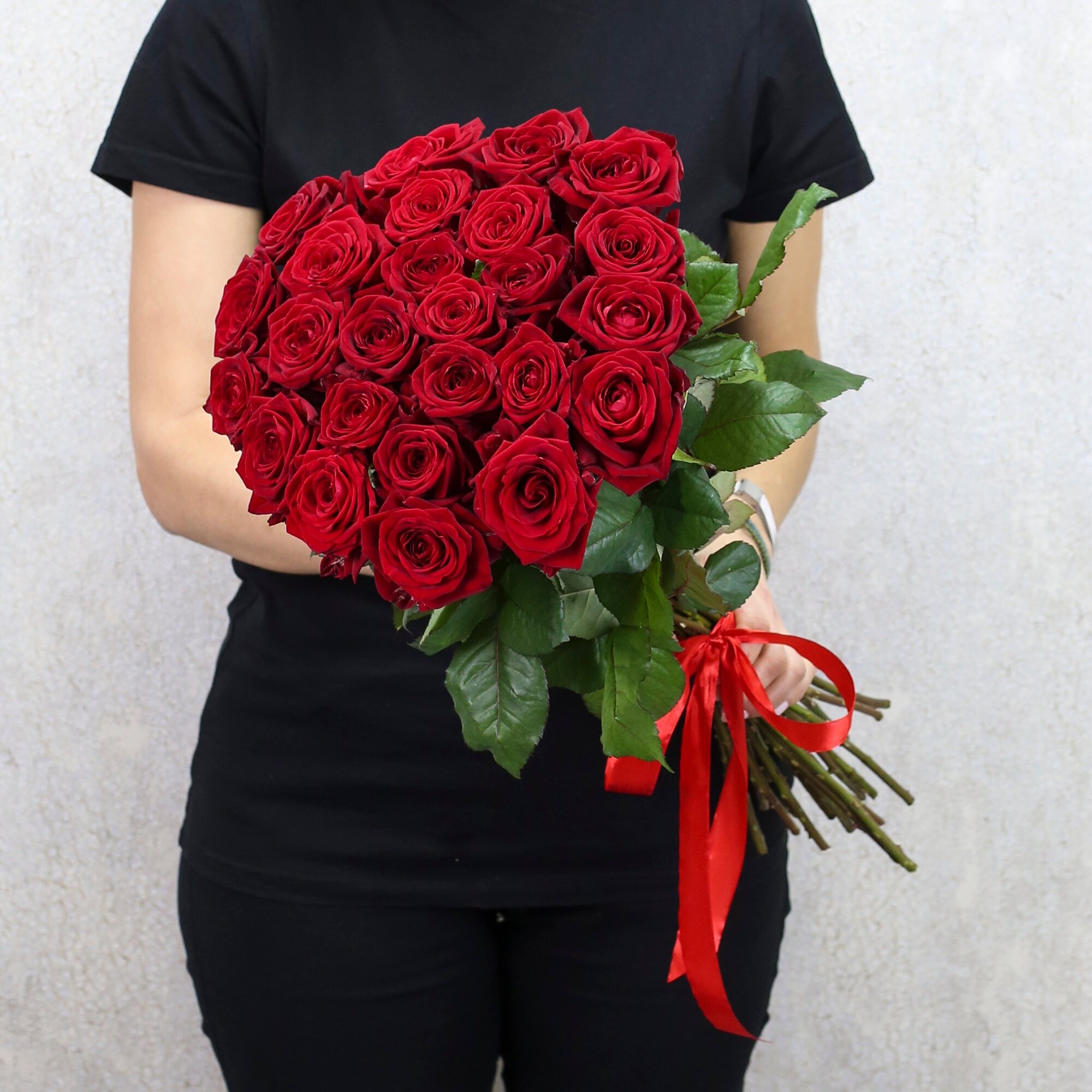 25 красных роз "Ред Наоми" 60 см