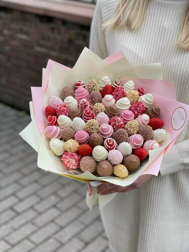 Изображение товара Букет с клубникой в белом и молочном шоколаде, дробленый орех, кокос, темный воздушный рис, малина, 800 г, Summer