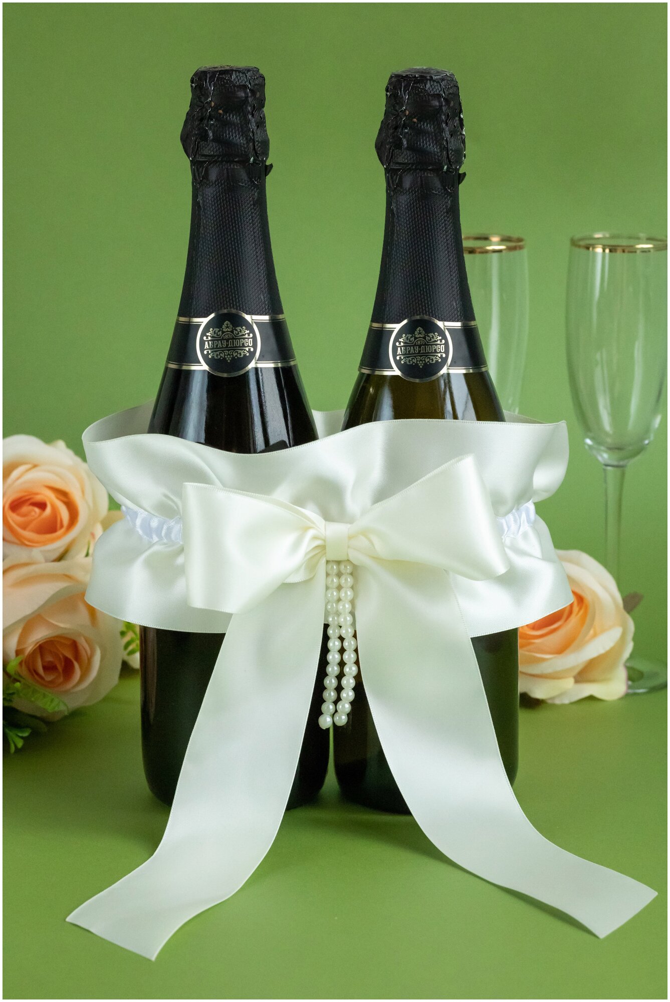Украшение для свадебного шампанского "Европейский стиль" на две бутылки, из атласной ленты с бантом айвори и жемчужными бусинами