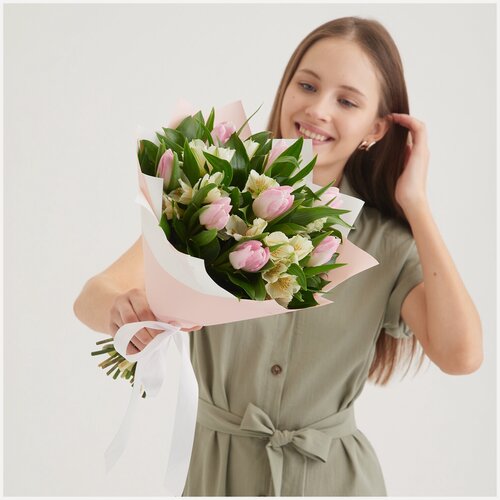 Изображение товара Букет из розовых тюльпанов и белых альстромерий Первое свидание