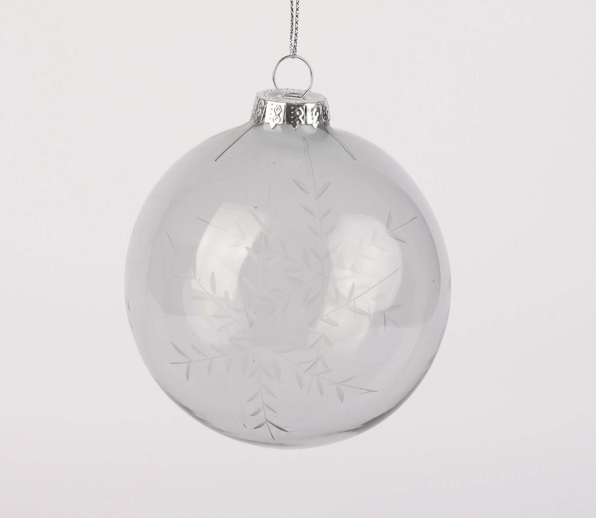 Новогодняя декорация Шар на елку стеклянный 8 см 1 шт бело-серый