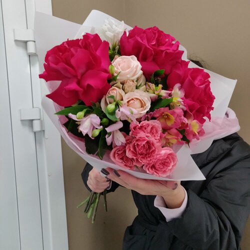 Изображение товара Шикарный объемный букет французских роз и кустовых роз в авторской упаковке.