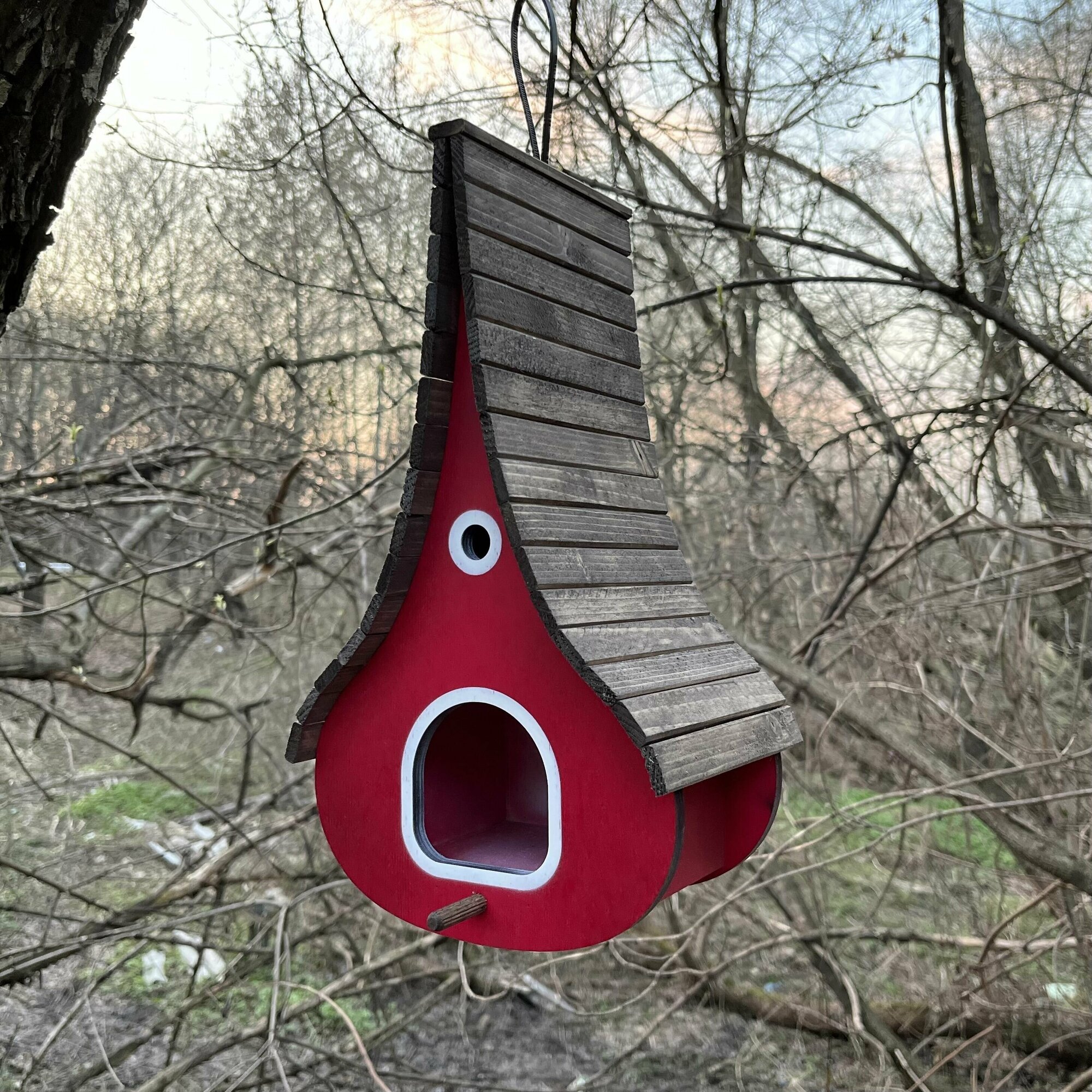 Деревянный скворечник для птиц PinePeak / Кормушка для птиц подвесная для дачи и сада, 340х200х150мм - фотография № 2