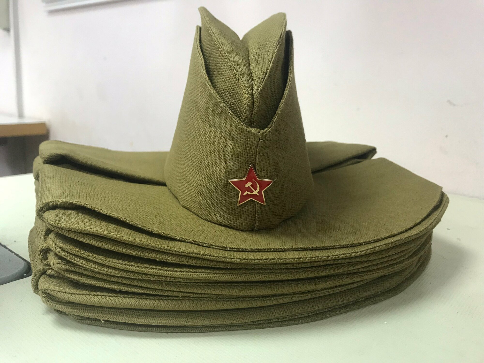 Военная пилотка со звездой Победы 9 мая.