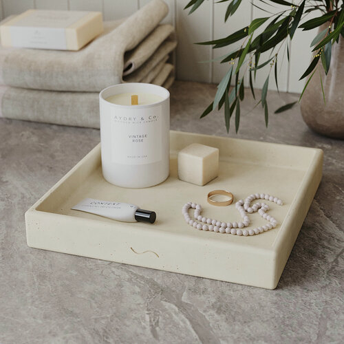 Изображение товара Декоративный поднос для ванной, органайзер для косметики Emily L, 21x21 см, бетон, кремовый матовый