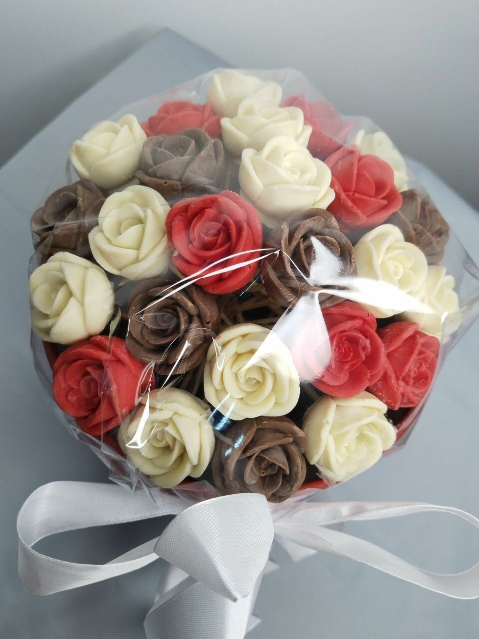 Шоколадный букет из 25 роз в шляпной коробке на 8 марта . Белые, красные, молочные розы в розовой упаковке. ХИТ.