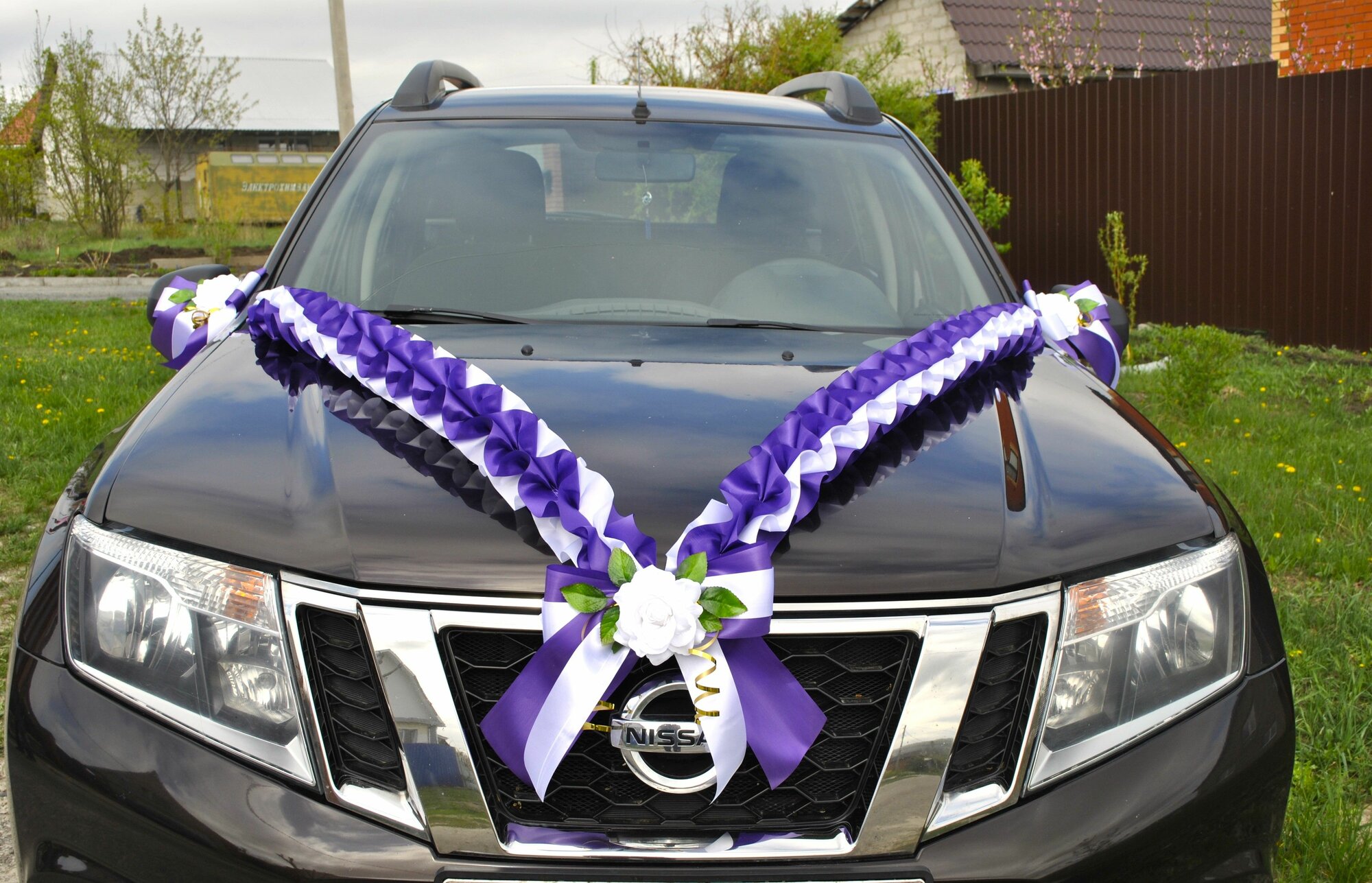 Украшения на машину- Лента - рюш на капот свадебного авто и украшения-Банты на зеркала фиолетового цвета с красивыми белыми розами