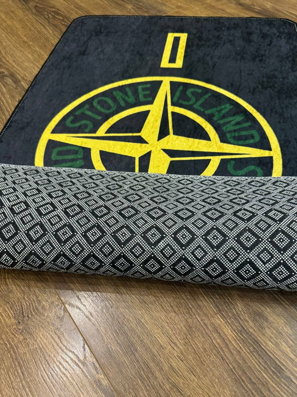 Коврик Chilai Home патч Stone Island, противоскользящий, машинная вязка, 100x60 см — фото 1