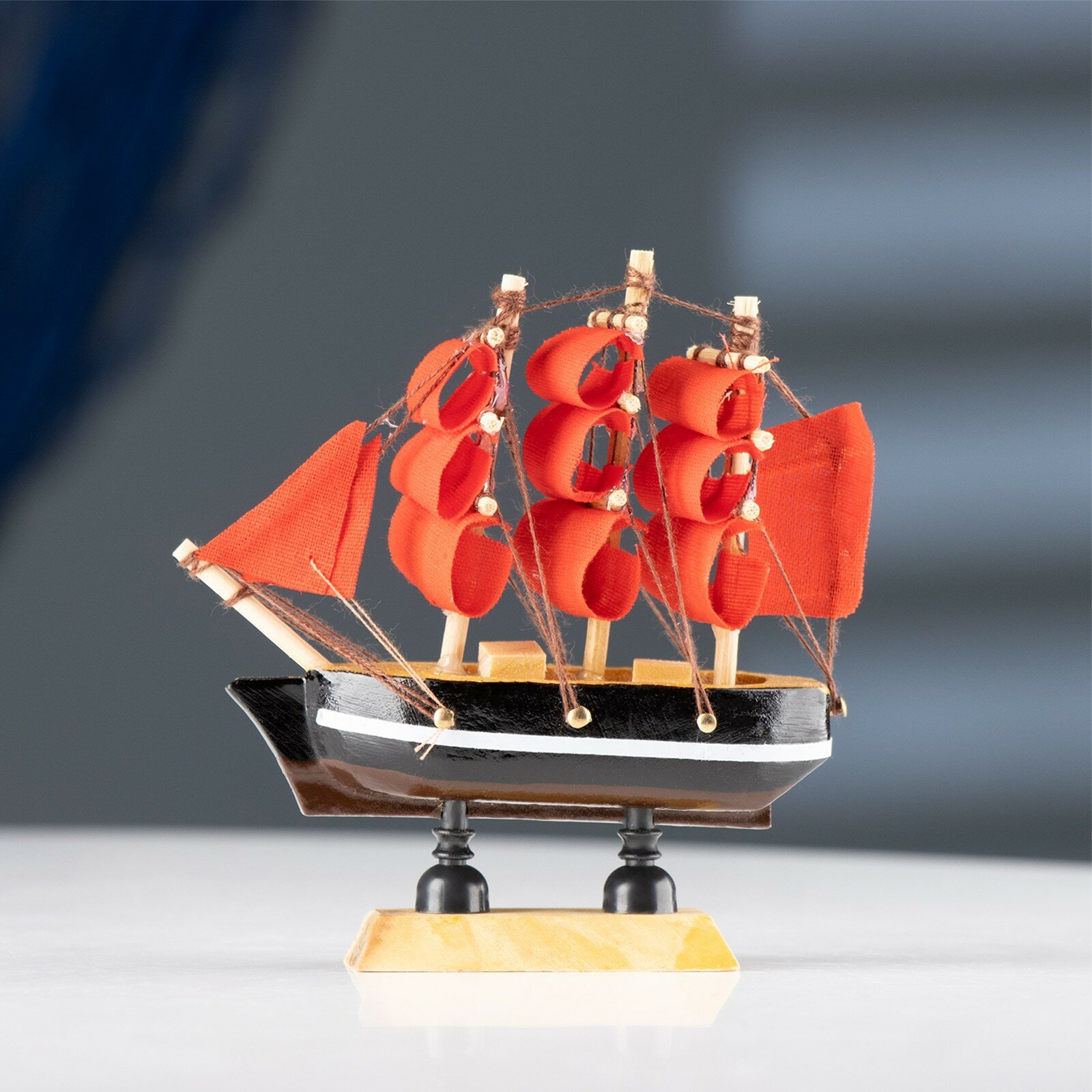 Корабль сувенирный малый «Марианна», борта с белой полосой, паруса алые, 3×10×10 см (1шт.)