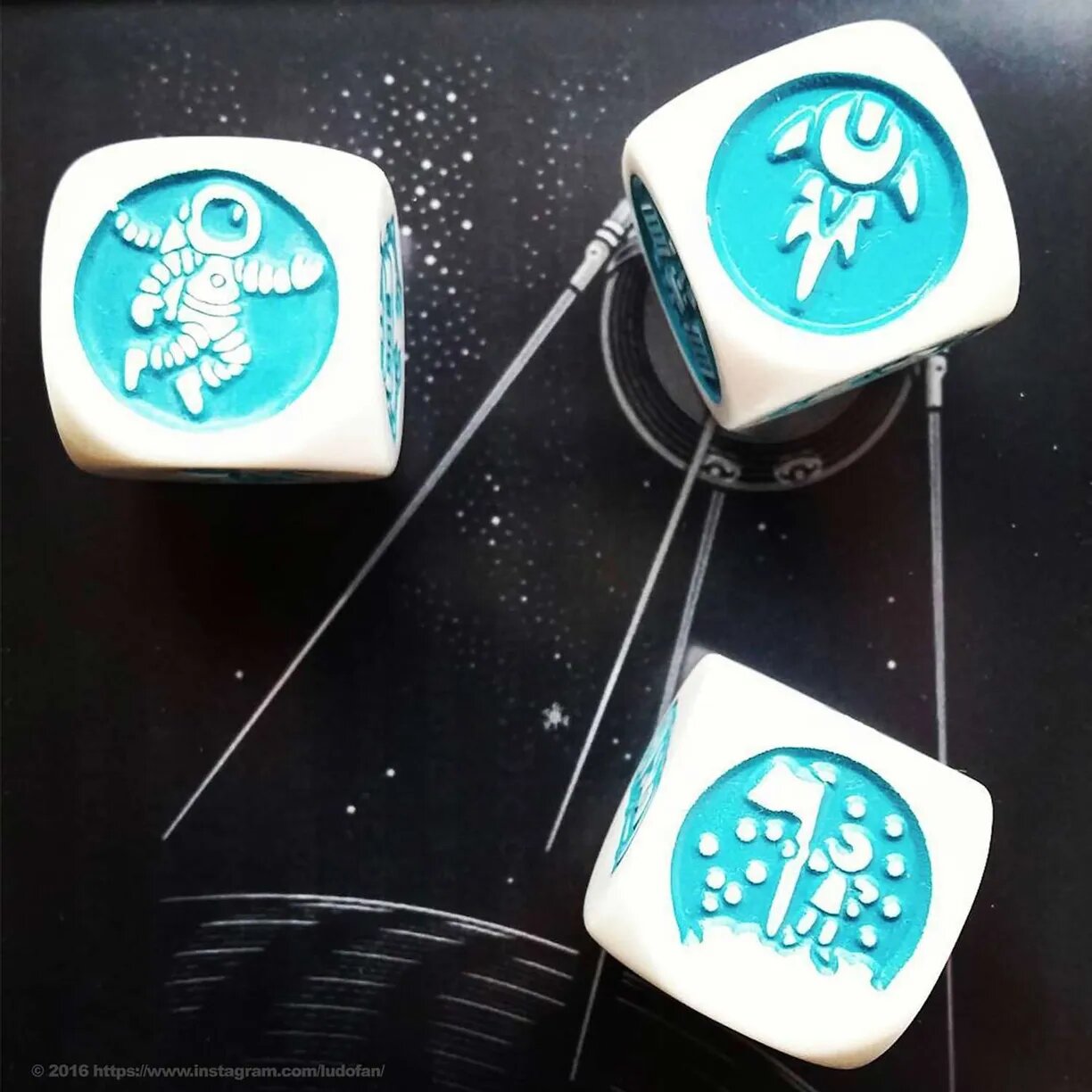 Настольная игра Rory's Story Cubes Кубики Историй доп. набор Космос 3 кубика - фото №14