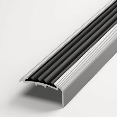 Изображение товара Угловая противоскользящая накладка на ступени Лука ПУ 71, 40х20 мм, длина 2,7 м, алюминиевая анод серебро 01л, вставка из ПВХ черная 470