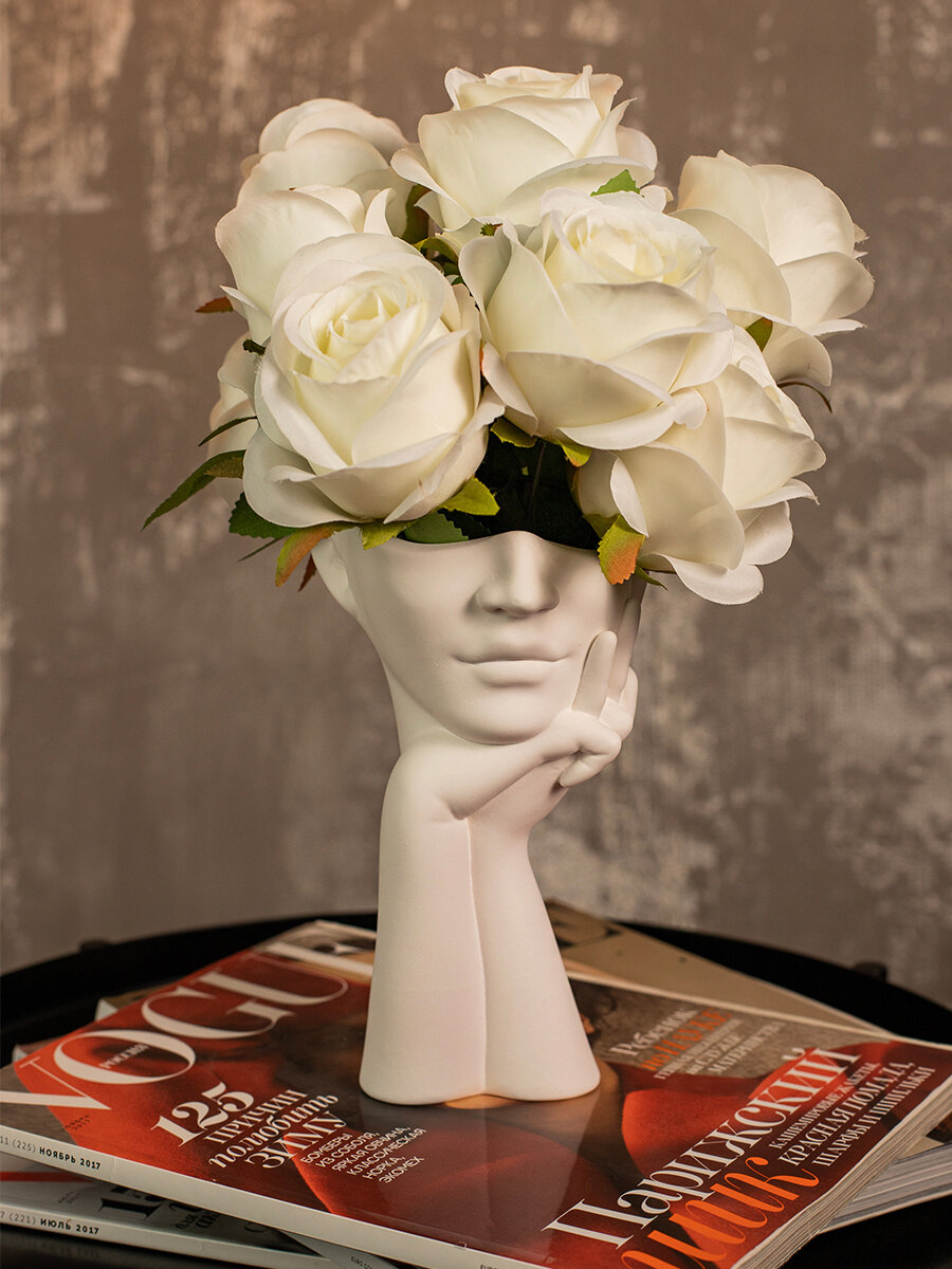 Ваза для сухоцветов белая декоративная для декора интерьера Девушка с руками из гипса