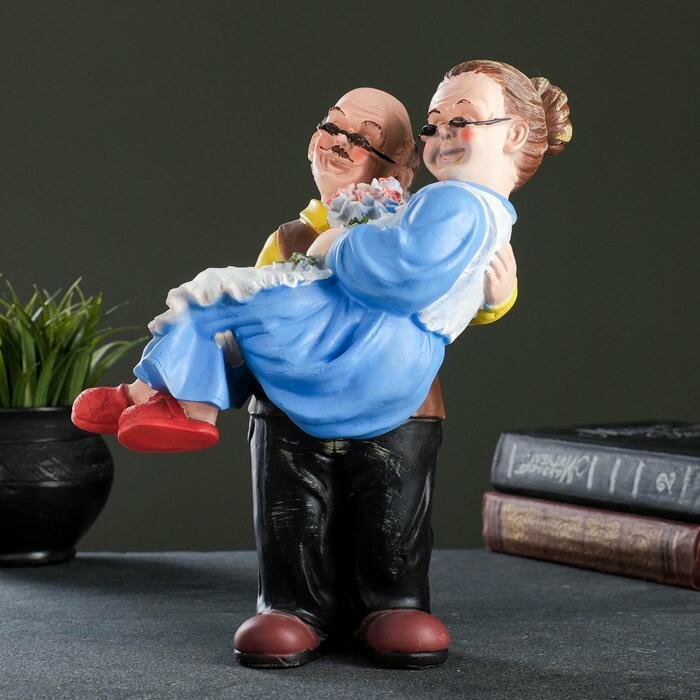 Фигура 'Дед с бабкой на руках' 27х22х14см