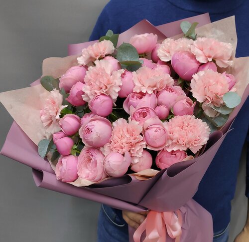 Изображение товара Авторский букет из пионовидных кустовых роз Сильва Пинк и Диантусов высотой 50 см.