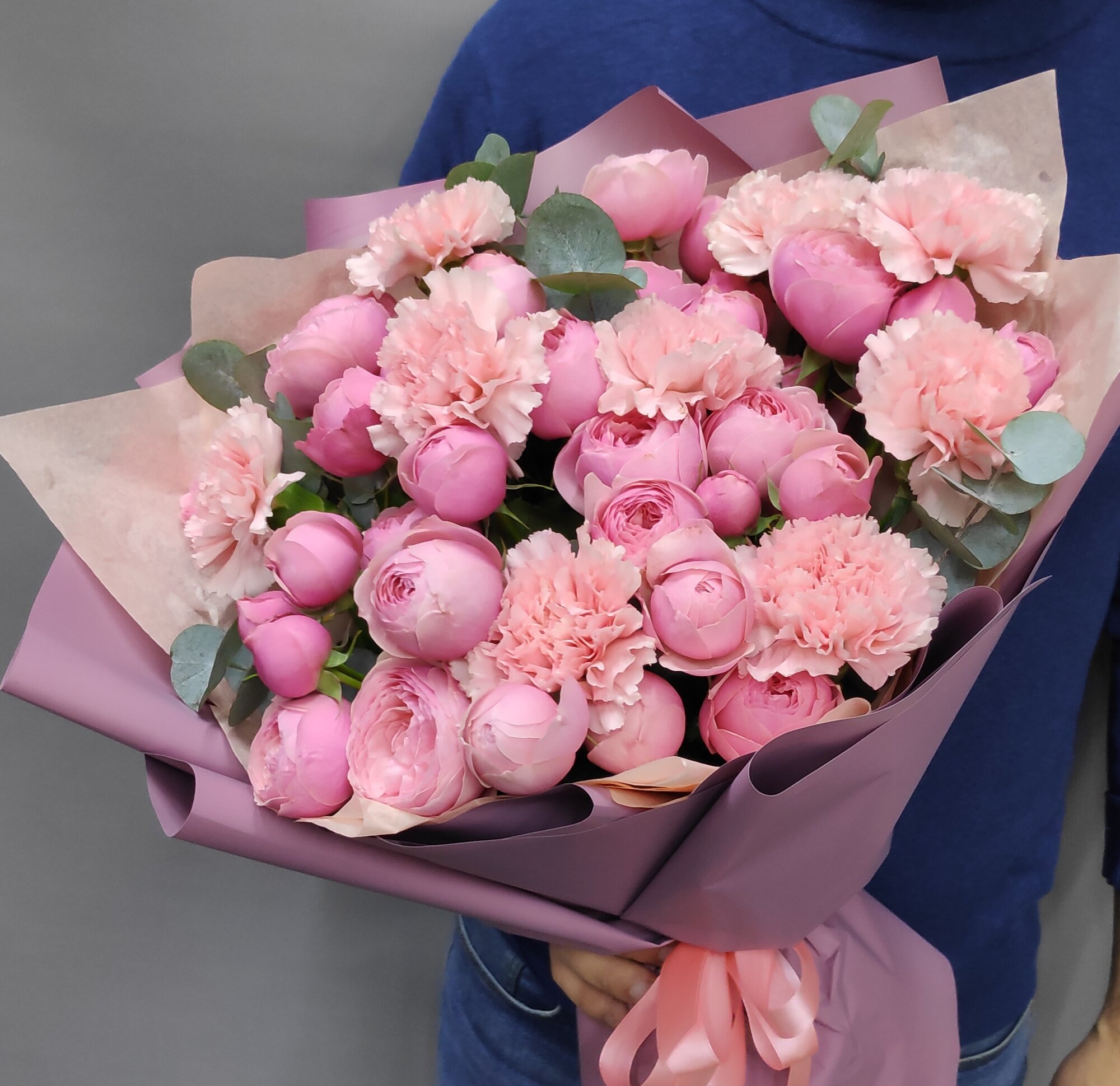 Авторский букет из пионовидных кустовых роз Сильва Пинк и Диантусов высотой 50 см.