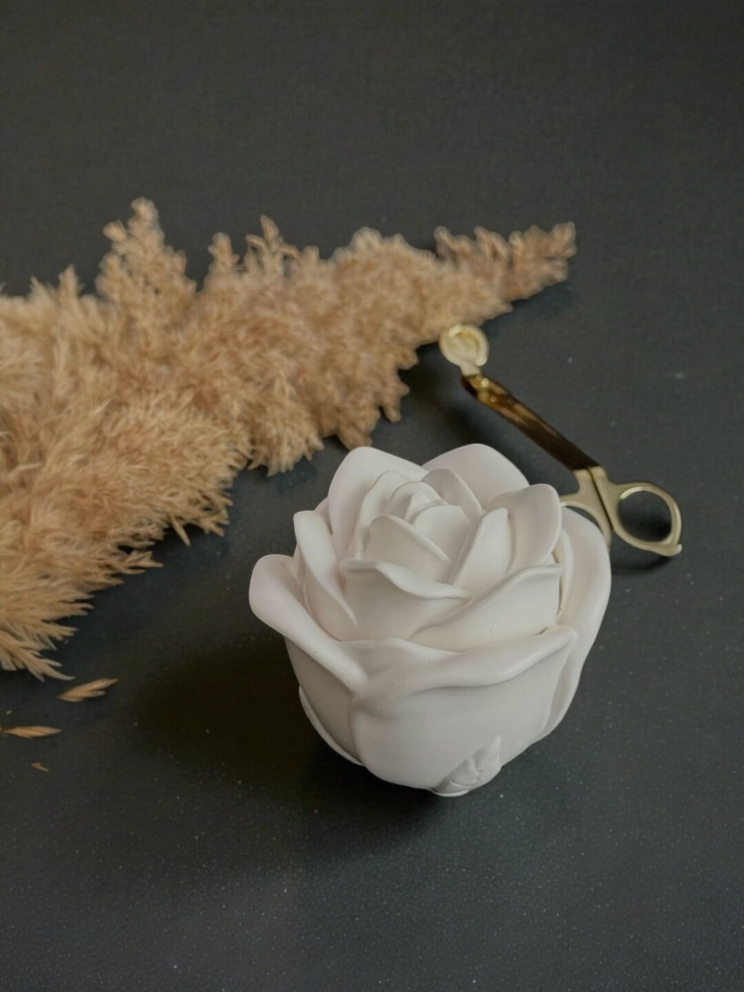 Декоративная арома-свеча Раза , скульптурный гипс, натуральный соевый воск, цвет молочный