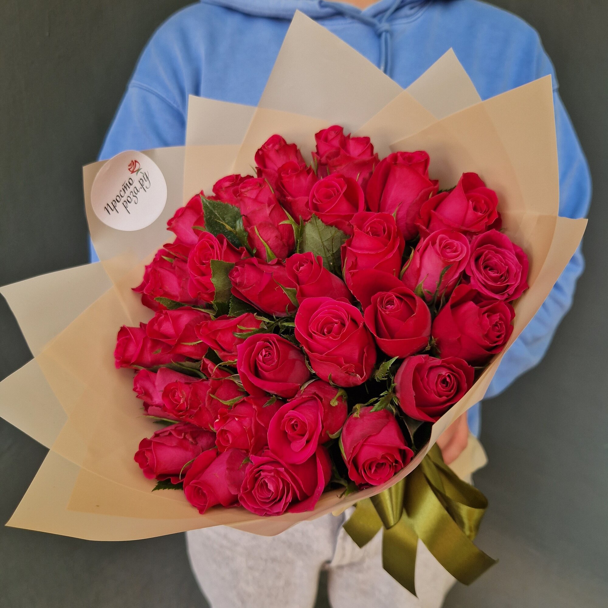 Розы Кения 31 шт красные в кремовой упаковке 37 см (на фото 35 шт)арт.12654