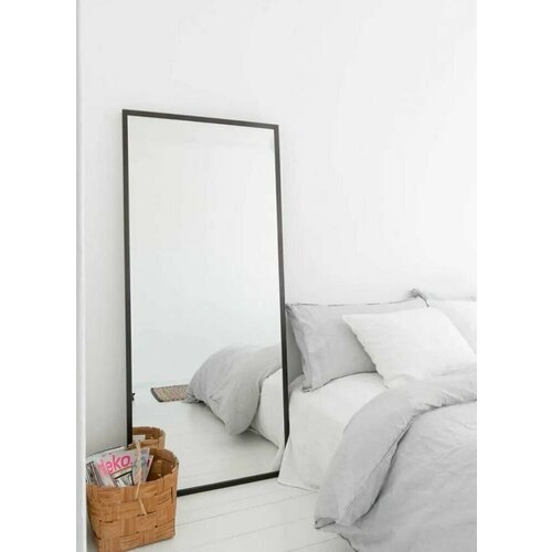 Настенное интерьерное зеркало в классической черной раме для спальни, гостиной и прихожей, в ванную комнату MIRROR MASTER, 750х800 мм