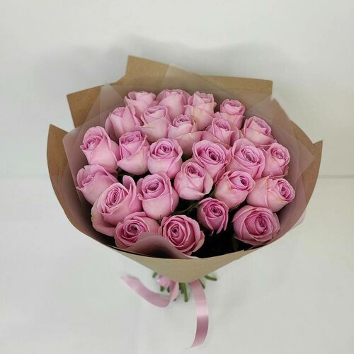 25 нежно-розовых роз в крафтовой упаковке