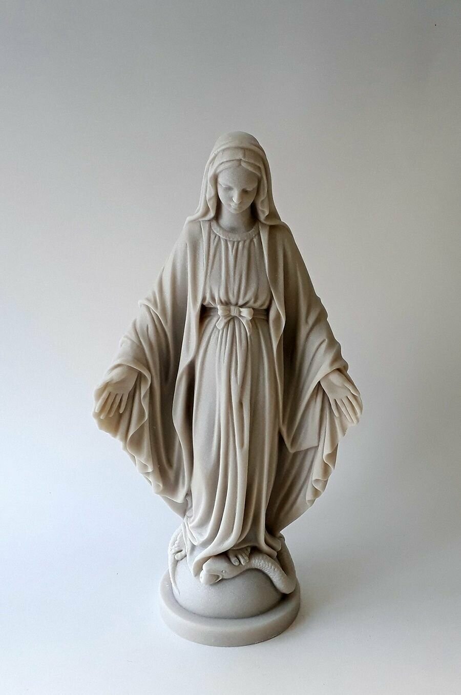 Статуэтка Дева Мария (Мадонна), высота 24см. Мраморная крошка. Цвет белый.
