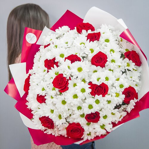 Букет 15 красных роз и 22 хризантемы