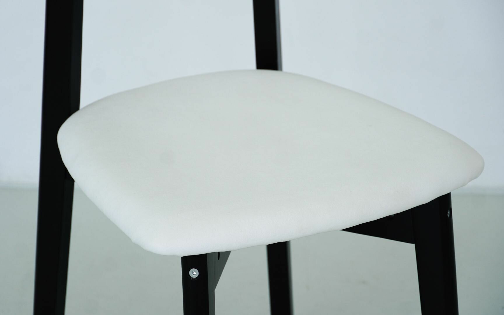 Мягкий кухонный стул бинго, белый с чёрными ножками - фотография № 14