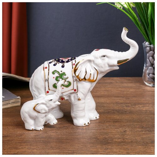 фото Сувенир керамика "слон с цветной попоной и слонёнком" белый с золотом, стразы 16х17,5х9 см 4050947 сима-ленд