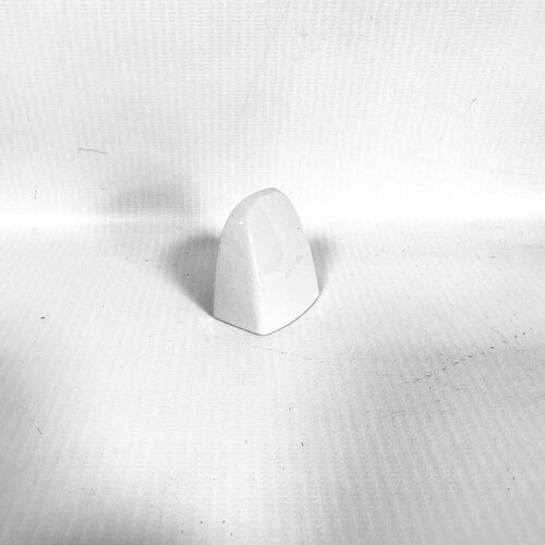 Заглушка личинки водительской ручки двери Лада Веста в цвет кузова (Ледниковый 221)