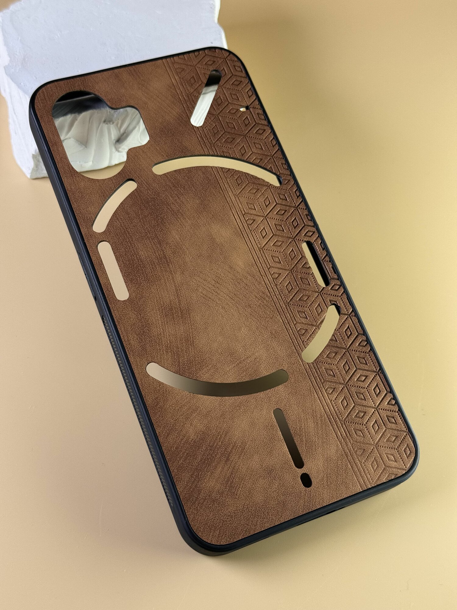 Чехол кожаный на Nothing Phone 2 / Чехол на Нотинг Фон 2 с защитой камеры, геометрия, коричневый — фото 1