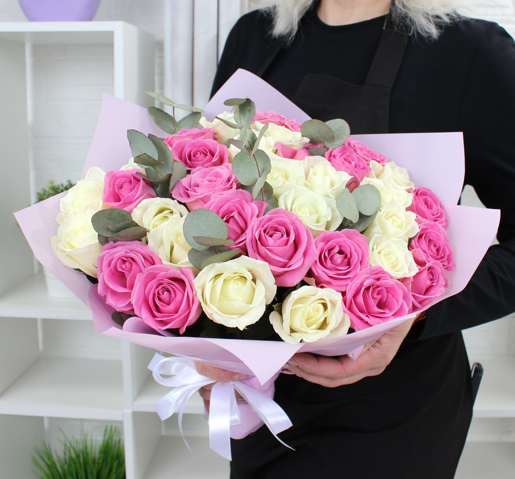 Букет из 35 разноцветных роз 40см с эвкалиптом Кения THE FLOREAL