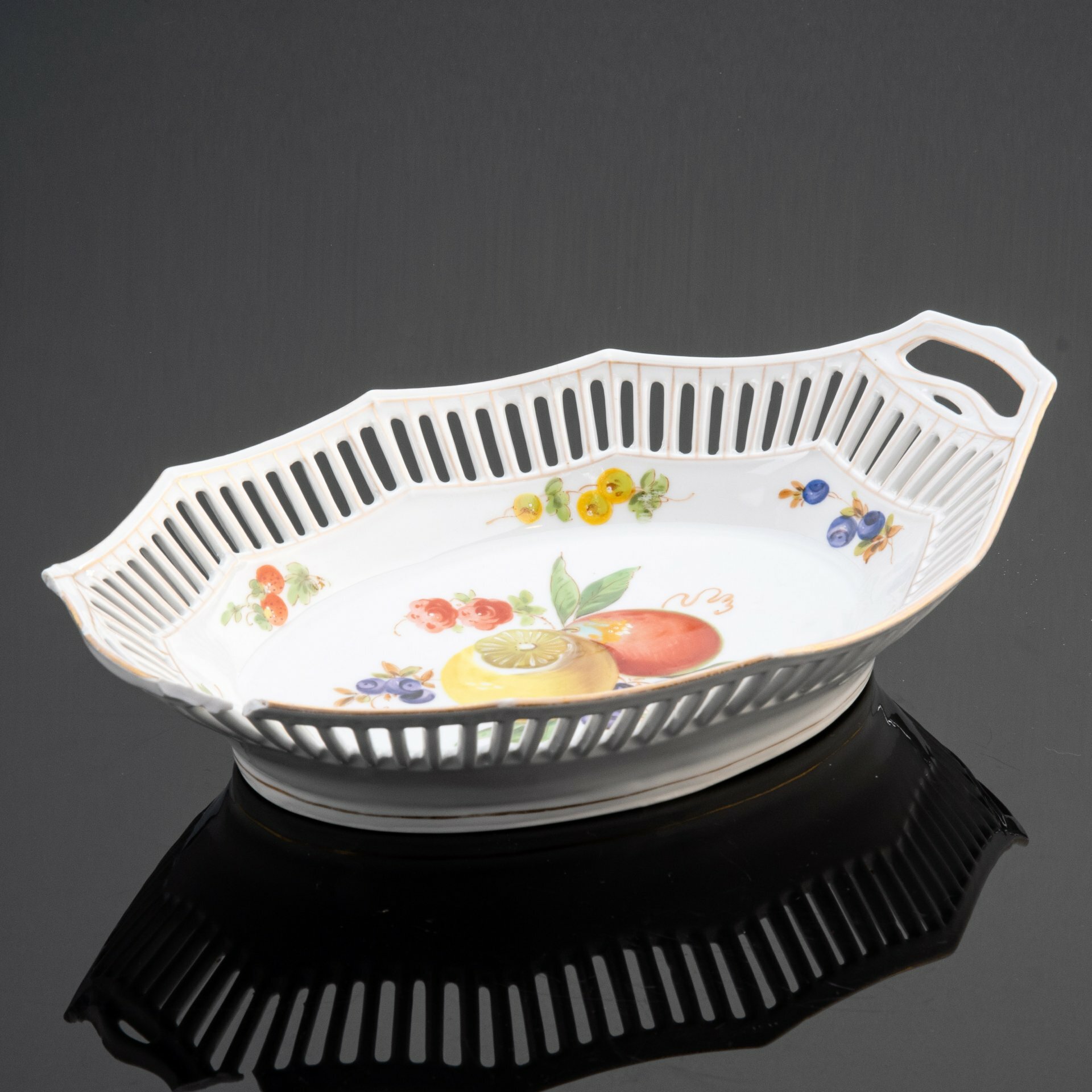 фото Сухарница с прорезным бортом, украшенная изображением фруктов и ягод, фарфор