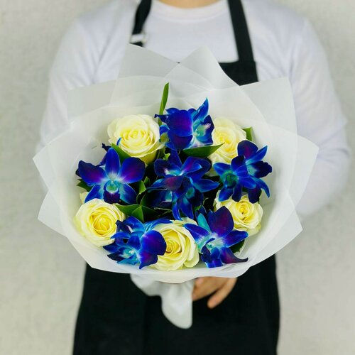 Изображение товара Букет Rybe-Flowers, орхидеи, розы, синие, белые, на стеблях, высота 40 см
