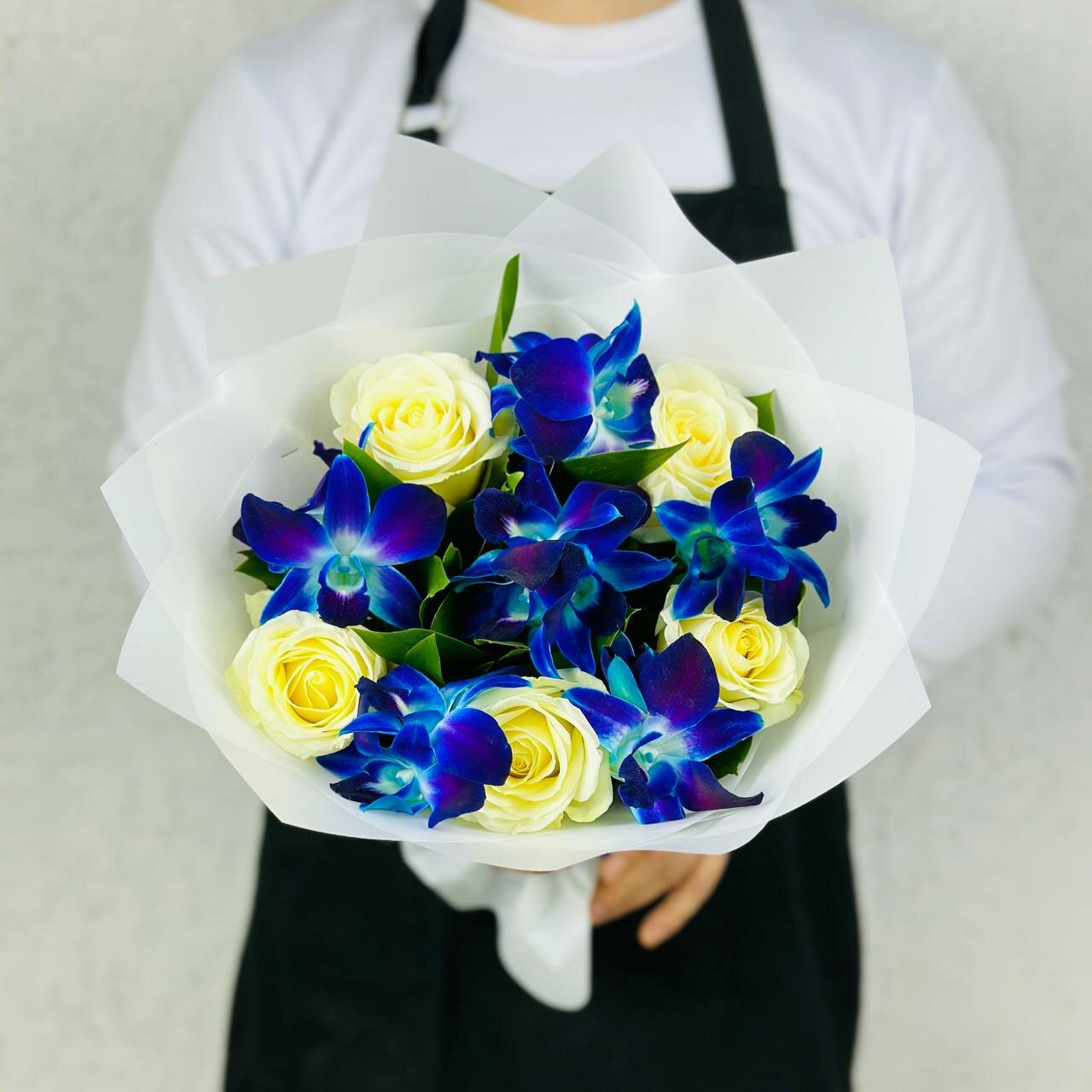 Букет из синих орхидей и белых роз. Rybe-flowers.