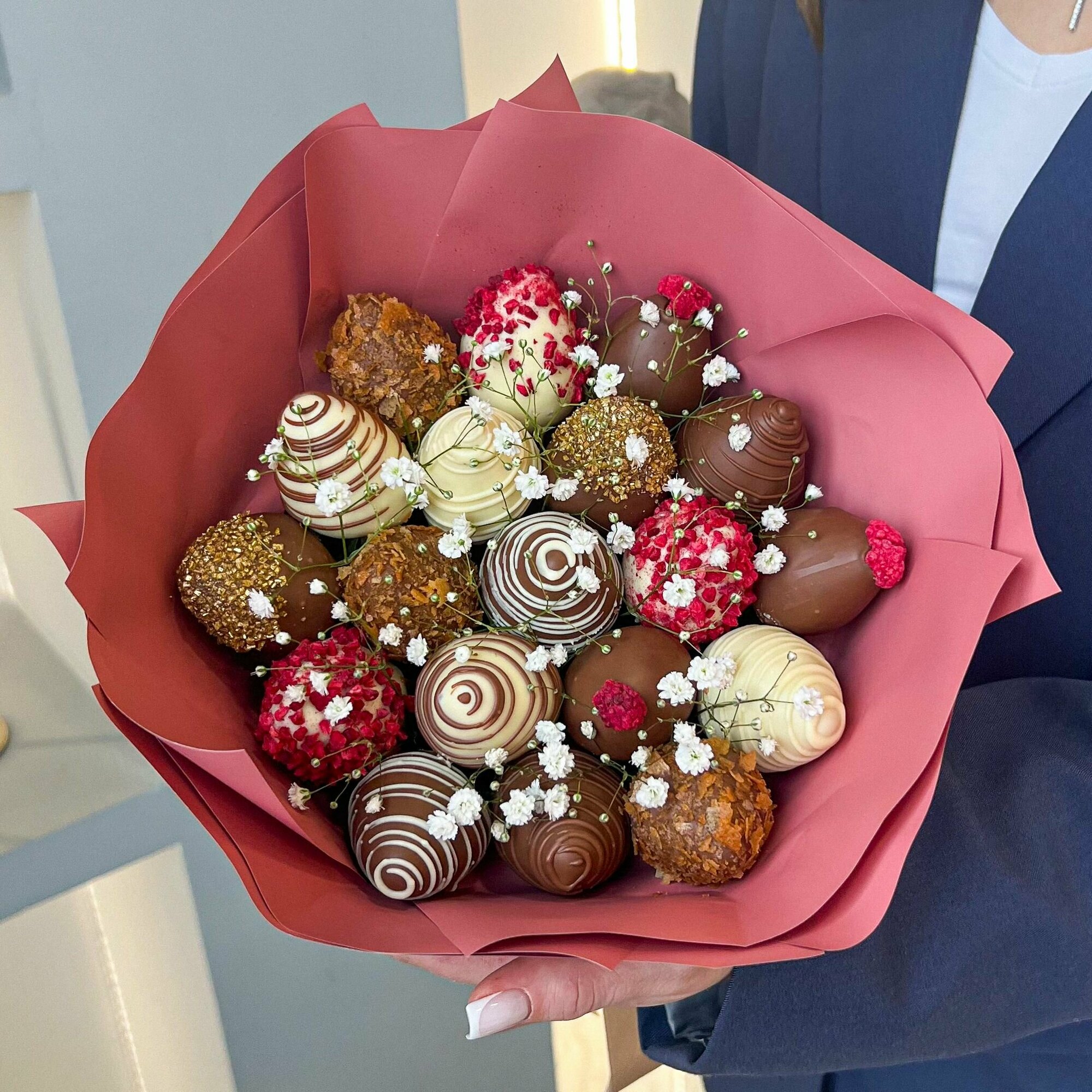 Клубника в шоколаде букет Sweets "Карамель", гипсофила и клубника в шоколаде, размер S, высота 25 см — фото 1