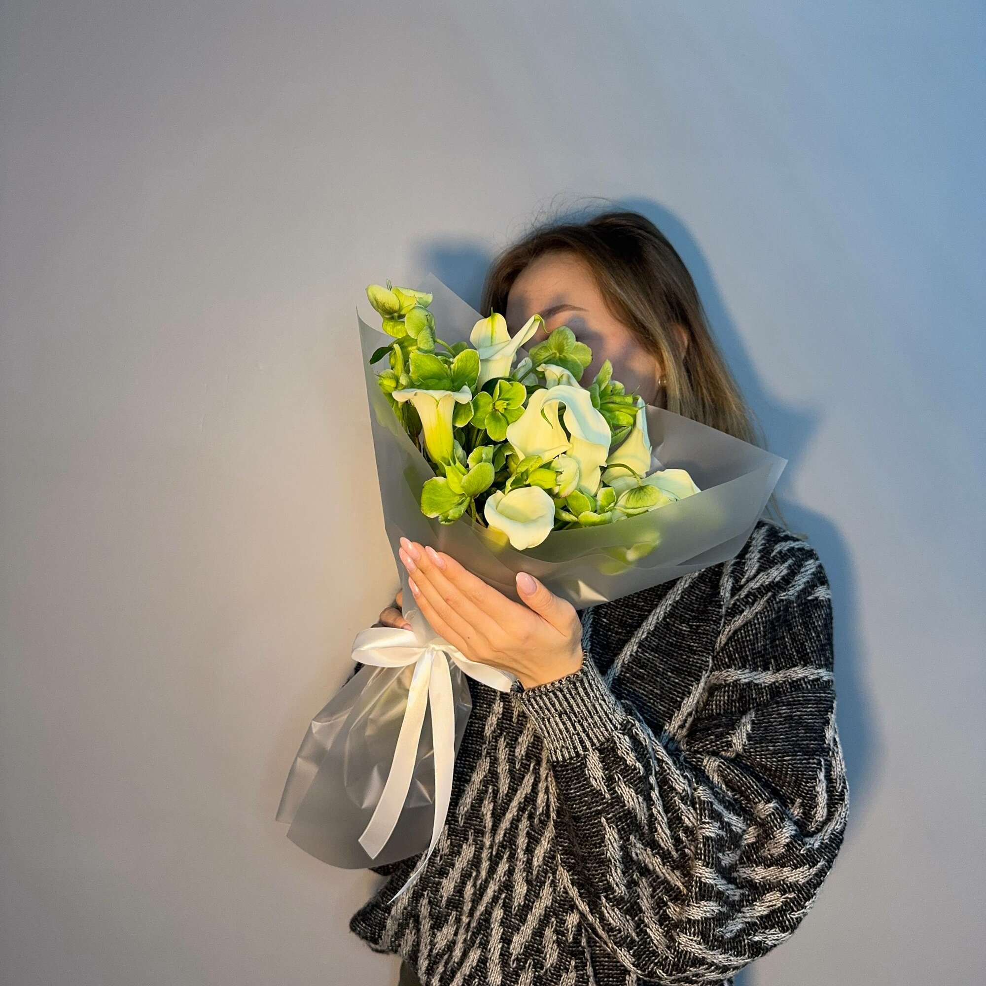 Изысканный белый букет из калл и хелиборуса с доставкой по Москве