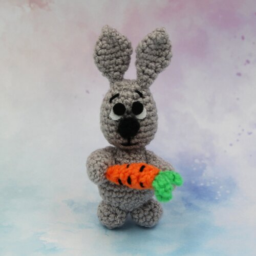 Вязаный Кролик с Морковкой 9 см. Игрушка ручной работы.