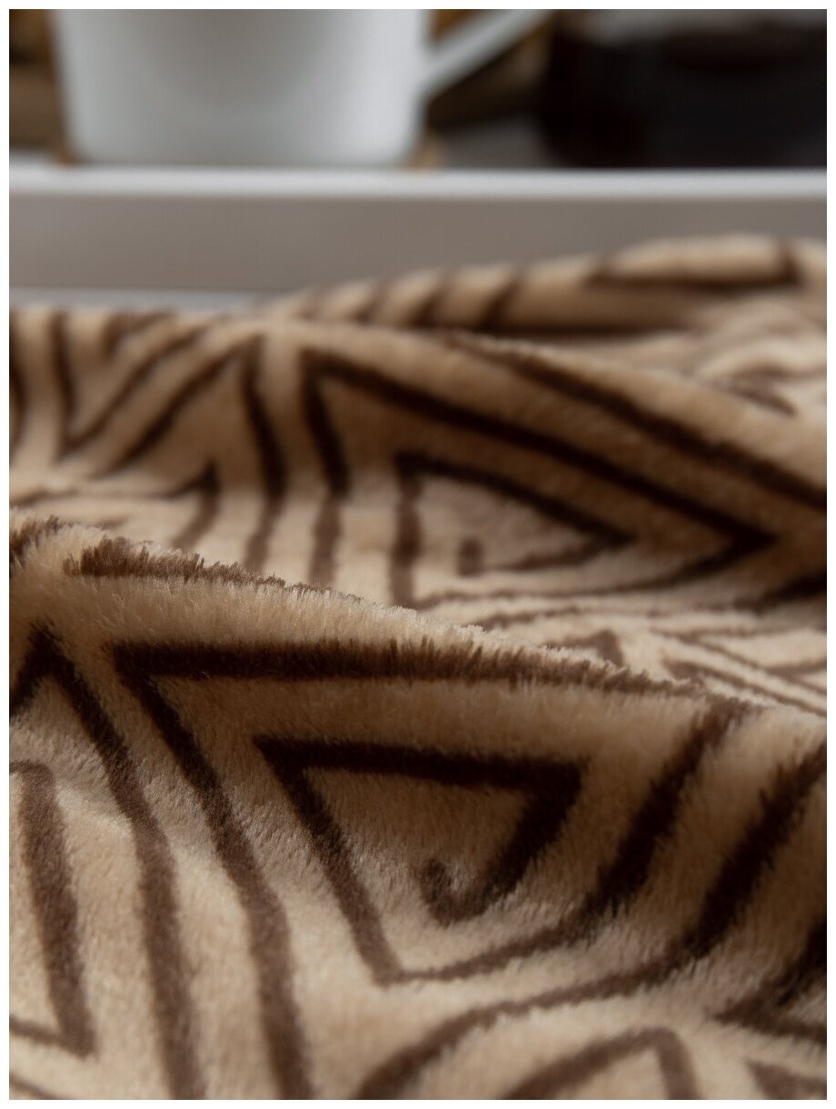 Плед TexRepublic Absolute 180х200 см, 2 спальный, велсофт, покрывало на диван, теплый, мягкий, коричневый, геометрический рисунок - фотография № 7
