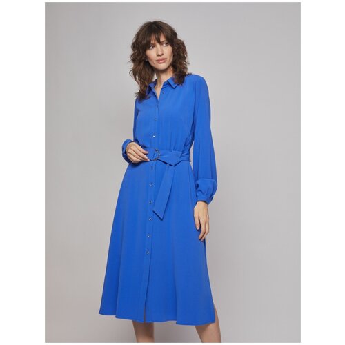 Приталенное женское платье-рубашка элегантной длины миди, выполненное из лёгкого материала в ярком синем оттенке, добавит утончённости и женственности вашим повседневным образам. Модель также представлена в больших размерах.<br><br>- Приталенный силуэт<br>- Отложной воротник<br>- Длинный рукав с манжетой на пуговице<br>- Эластичная резинка на талии<br>- Короткие боковые разрезы на подоле<br>- Планка на пуговицах<br>- Съёмный тканевый пояс в комплекте<br><br>Размер на модели: S.<br>Рост модели: 177 см.<br>ОГ-ОТ-ОБ: 87-61-89 см. ткань верха: 97% полиэстер, 3% эластан