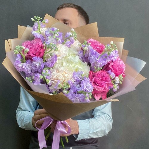 Яркий букет живых цветов с пионовидной розой, гортензией, кустовой маттиолой и гвоздикой, цветочный магазин Wow Flora