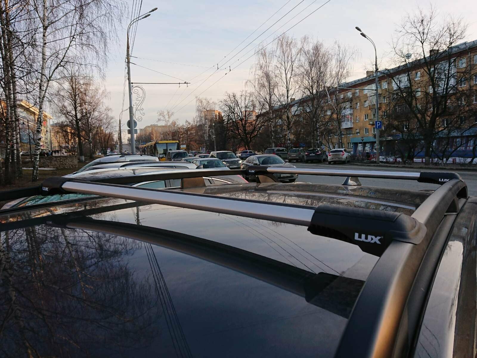 Багажник на рейлинги Lux Hunter L53 для Chevrolet Cruze 2012 г. в. - по н. в. с серебристыми крыловидными дугами/Багажник на крышу Люкс Хантер для Шевроле Круз — фото 1