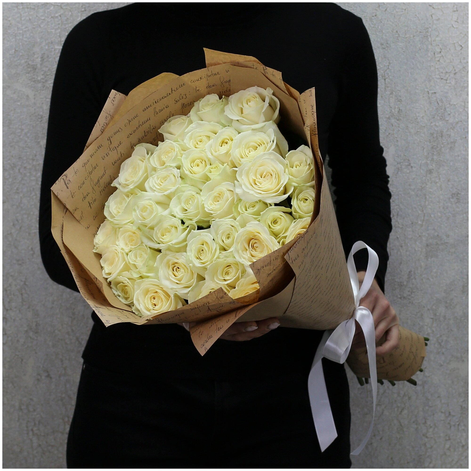 Цветы живые букет из 35 белых роз Аваланч 60 см в крафт- бумаге