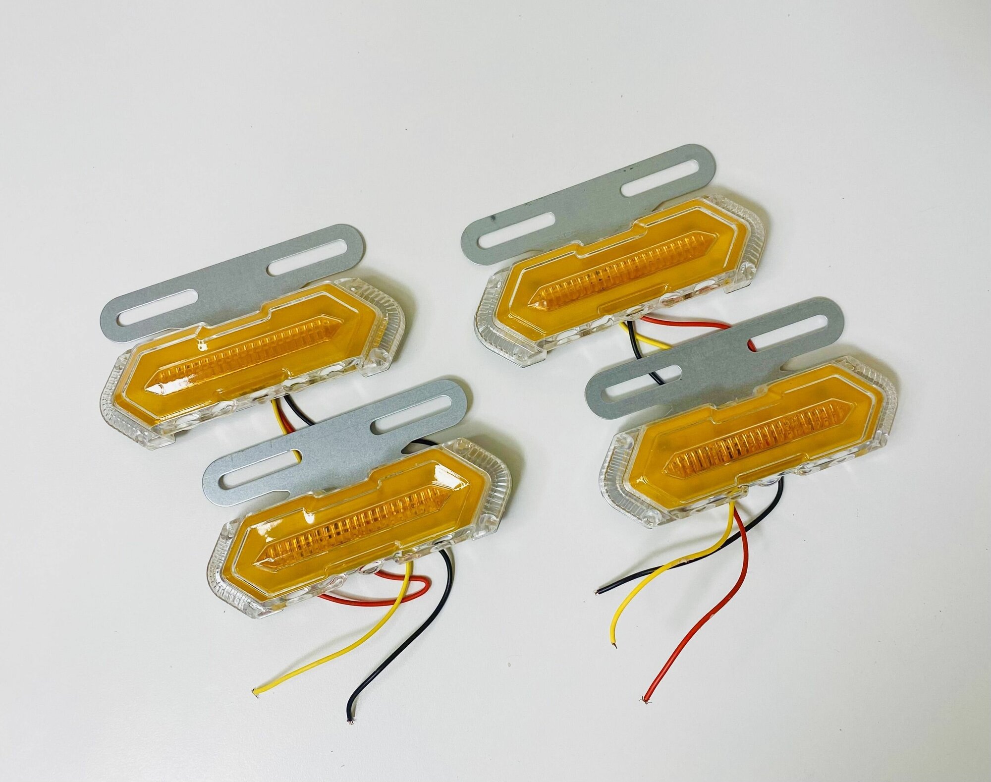 Светодиодные LED боковые габариты+бегущий поворотник+подсветка колеса с прямым кронштейном "Шестиугольник" желтый 24в комплект 4шт