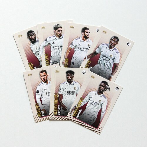 набор карточек футболистов на столе