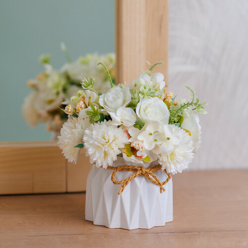 Цветы белые в кашпо