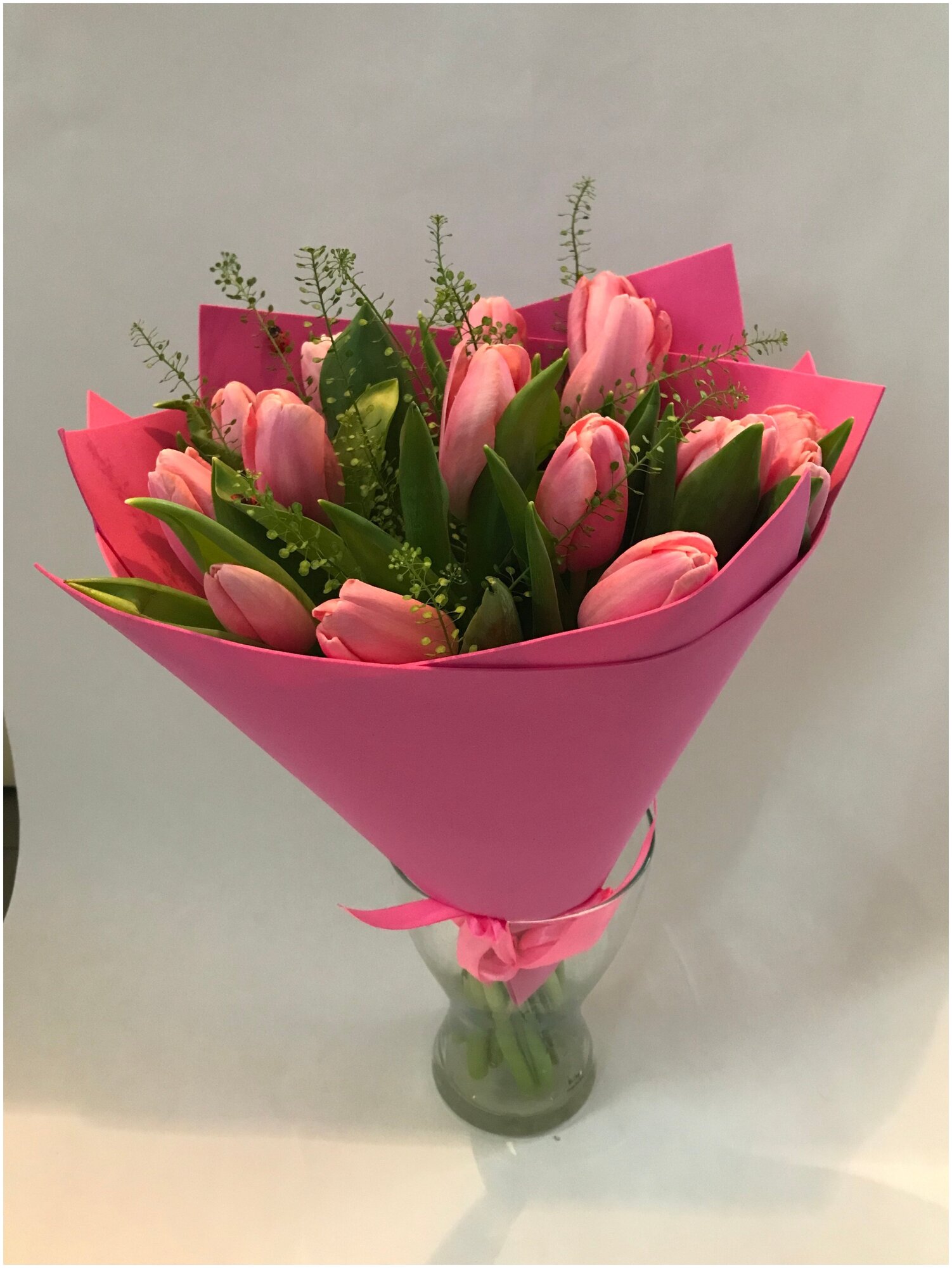 Букет из 15 розовых тюльпанов с грин беллом в упаковке розовый фоамиран.