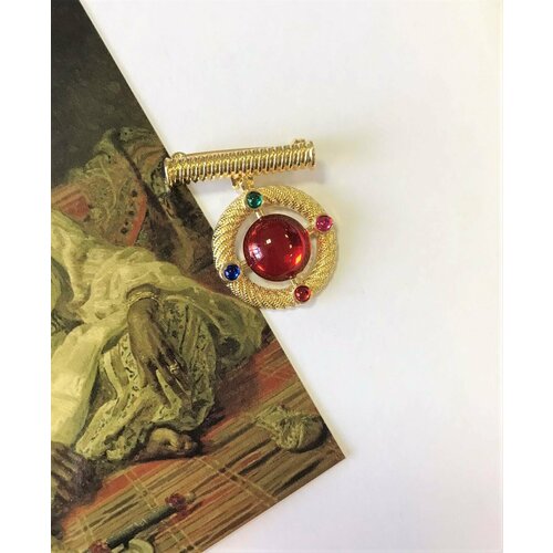 фото Брошь, искусственный камень, красный, золотой antik hobby